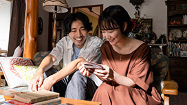 先生、私の隣に座っていただけませんか？